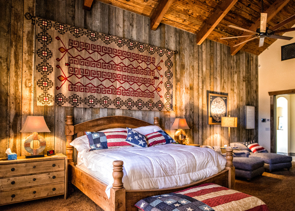 Свежая идея для дизайна: хозяйская спальня в стиле рустика с коричневыми стенами, ковровым покрытием и коричневым полом - отличное фото интерьера