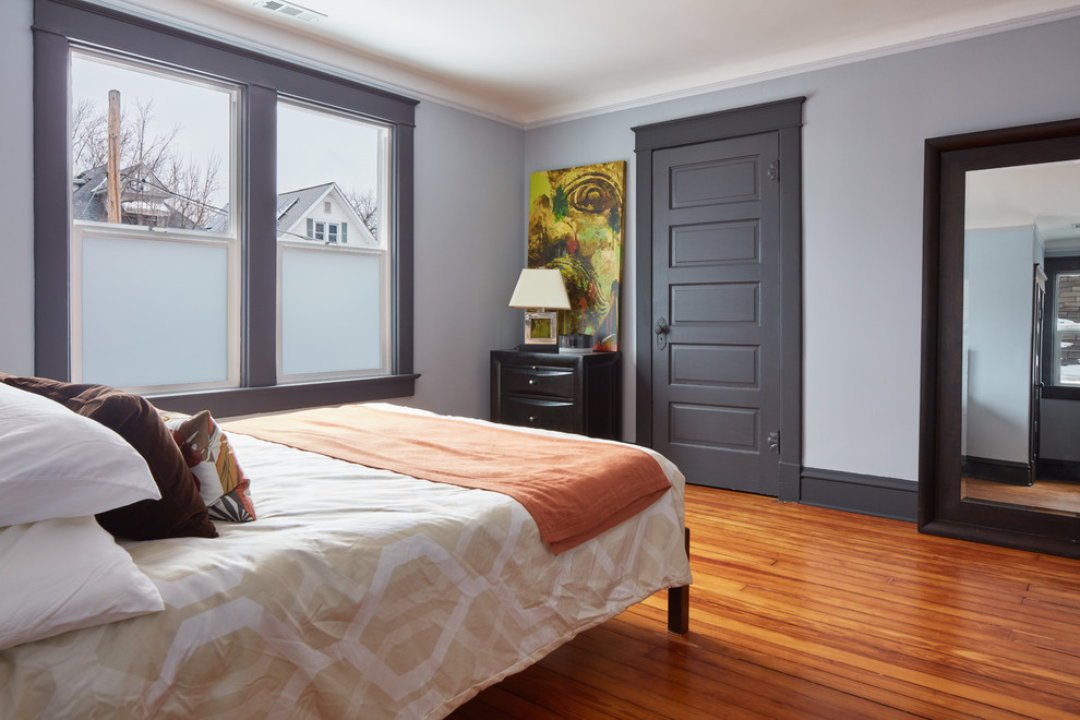 Ejemplo de dormitorio principal actual de tamaño medio sin chimenea con paredes grises, suelo de bambú y suelo marrón