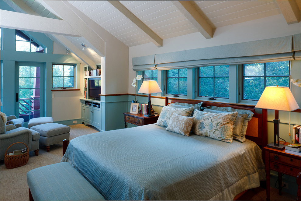Uriges Schlafzimmer mit weißer Wandfarbe und Teppichboden in Boston