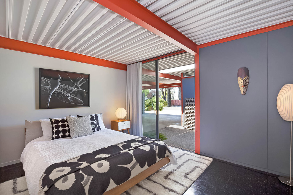 Источник вдохновения для домашнего уюта: хозяйская спальня в стиле ретро с серыми стенами и черным полом без камина