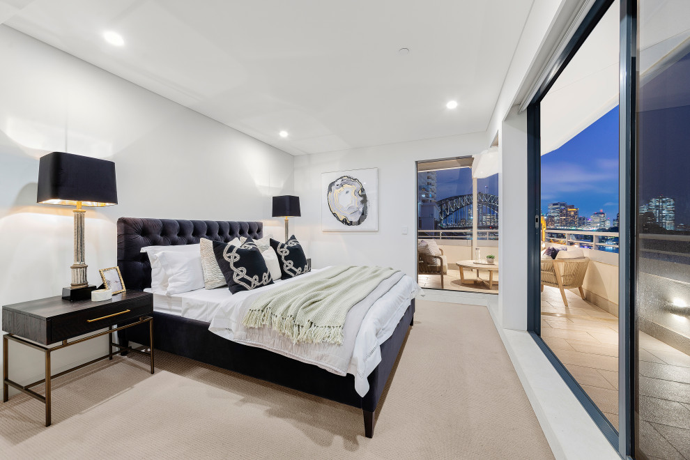 Immagine di una camera da letto contemporanea con pareti bianche, moquette e pavimento beige