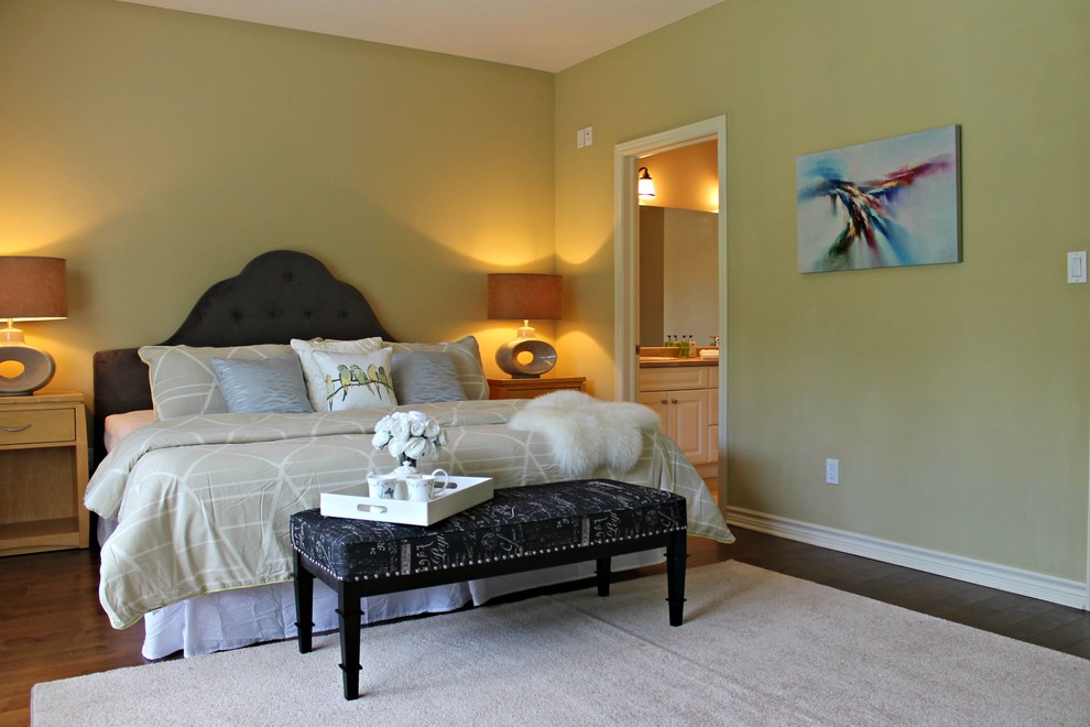 Imagen de dormitorio principal actual grande con paredes beige y suelo de madera en tonos medios