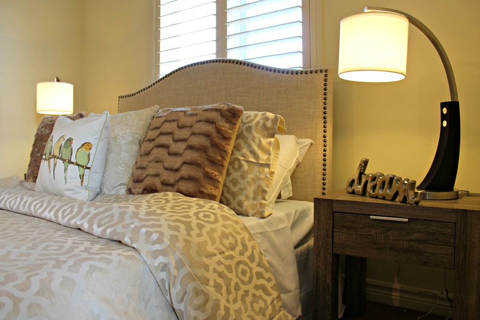 Ejemplo de dormitorio tipo loft contemporáneo grande con paredes beige y moqueta