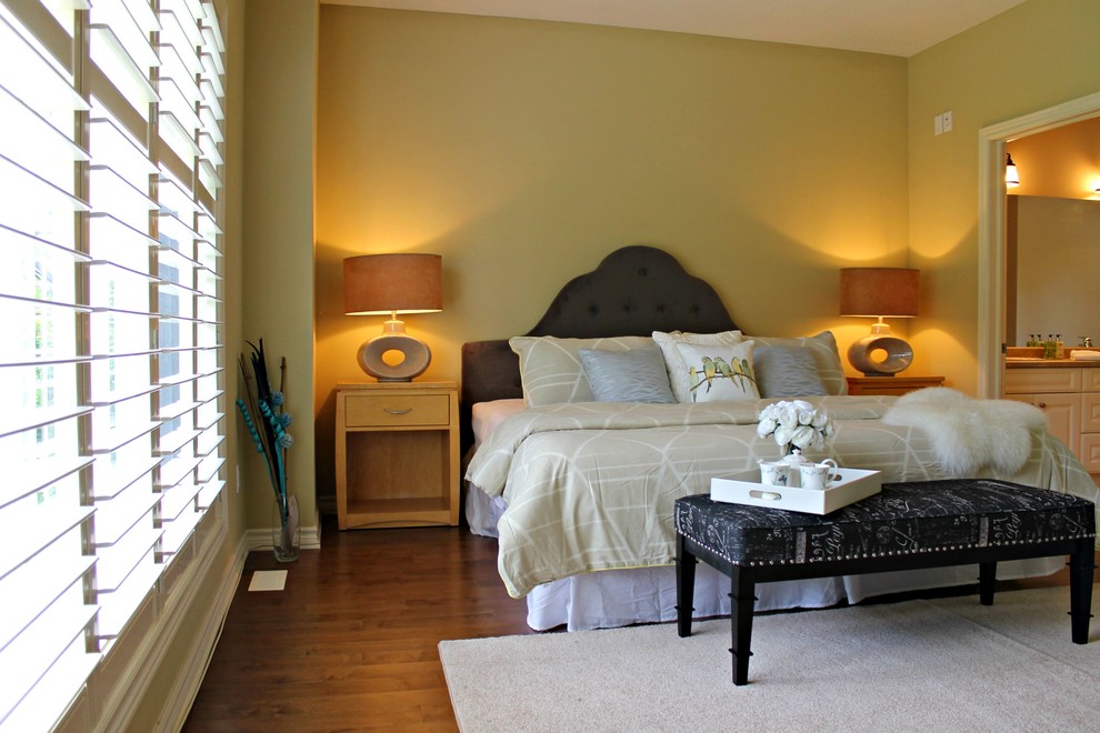 トロントにある広いコンテンポラリースタイルのおしゃれな主寝室 (ベージュの壁、無垢フローリング) のインテリア