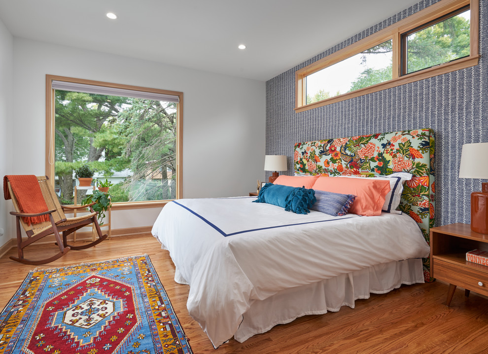 Пример оригинального дизайна: спальня в современном стиле с синими стенами, паркетным полом среднего тона и коричневым полом