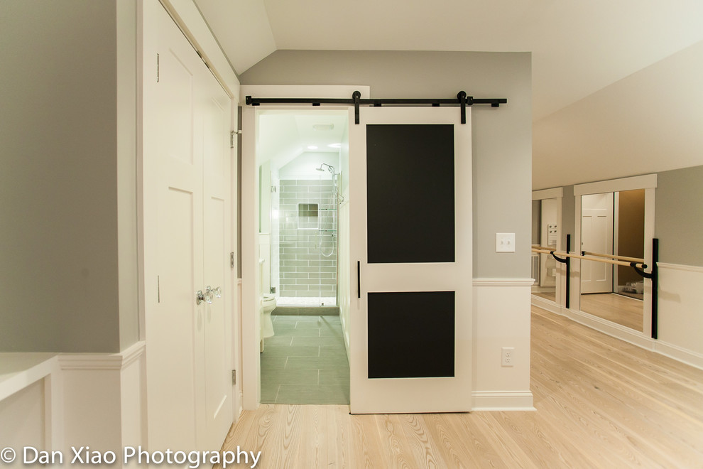 Mittelgroßes Uriges Schlafzimmer ohne Kamin mit grauer Wandfarbe und hellem Holzboden in Raleigh