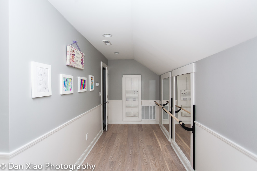 Mittelgroßes Uriges Schlafzimmer ohne Kamin mit grauer Wandfarbe und hellem Holzboden in Raleigh