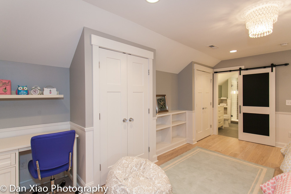 Источник вдохновения для домашнего уюта: спальня среднего размера в стиле кантри с серыми стенами и светлым паркетным полом без камина