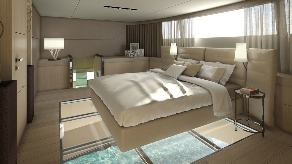 Modelo de dormitorio principal marinero de tamaño medio sin chimenea con paredes beige y suelo de madera clara