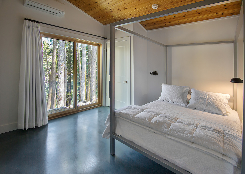 Пример оригинального дизайна: хозяйская спальня в стиле модернизм с белыми стенами, бетонным полом, белым полом и кроватью в нише