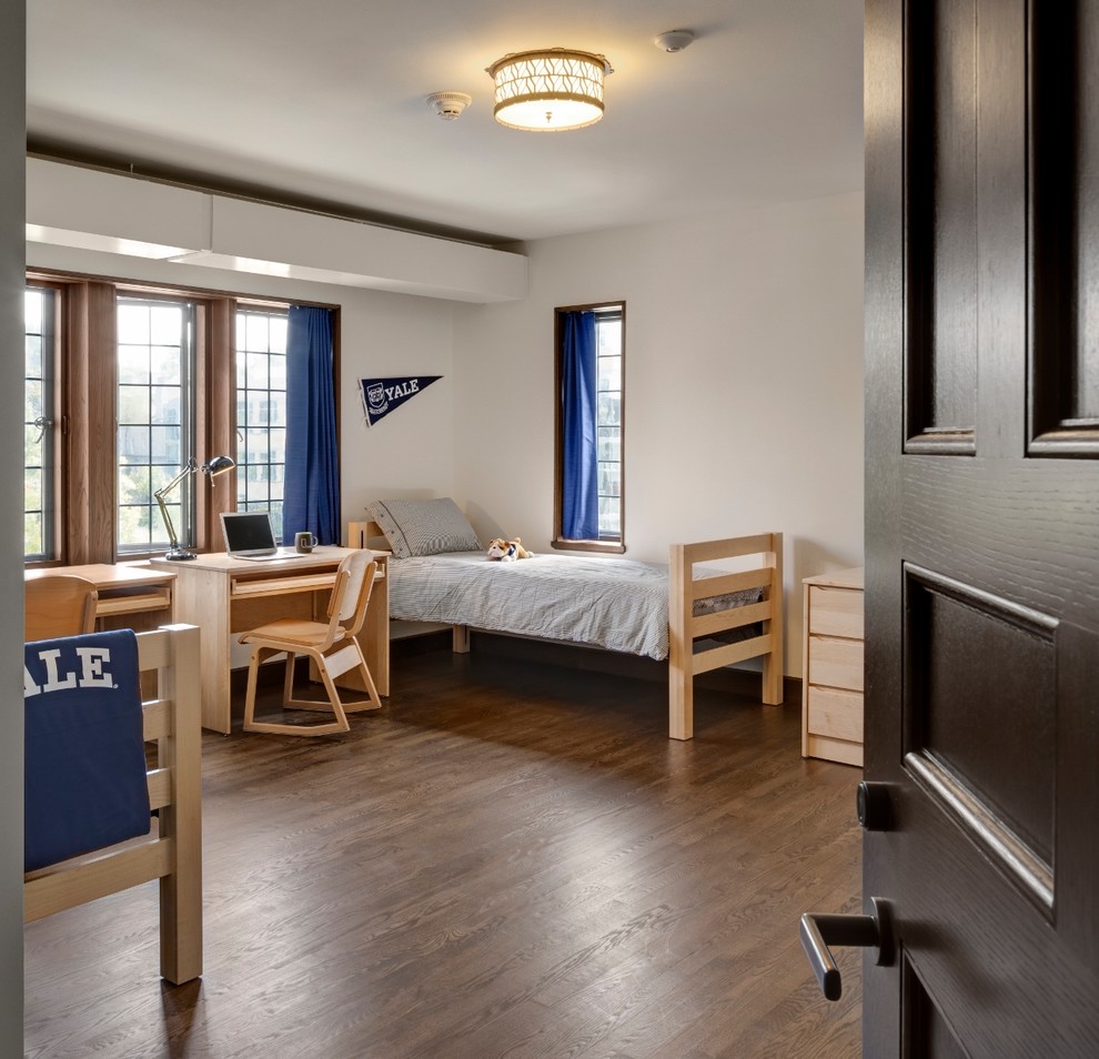 Imagen de habitación de invitados tradicional de tamaño medio con paredes blancas y suelo de madera en tonos medios