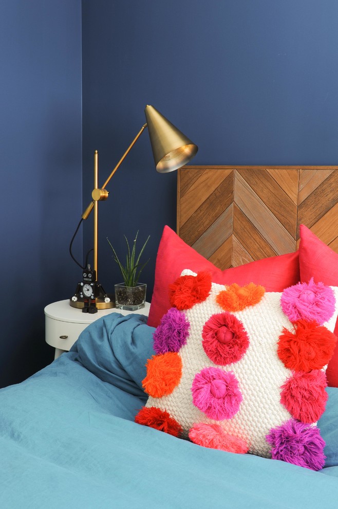 Eklektisches Hauptschlafzimmer mit blauer Wandfarbe, dunklem Holzboden und braunem Boden in Sonstige