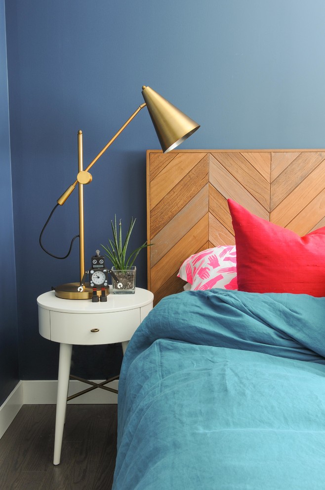 他の地域にあるエクレクティックスタイルのおしゃれな主寝室 (青い壁、濃色無垢フローリング、茶色い床) のレイアウト