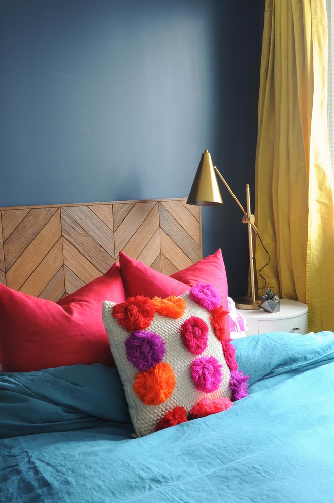 Стильный дизайн: хозяйская спальня в стиле фьюжн с синими стенами, темным паркетным полом и коричневым полом - последний тренд