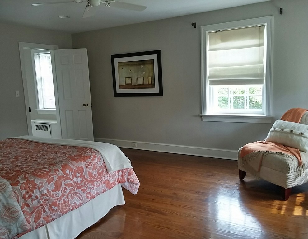 Стильный дизайн: хозяйская спальня среднего размера в классическом стиле с серыми стенами и паркетным полом среднего тона без камина - последний тренд
