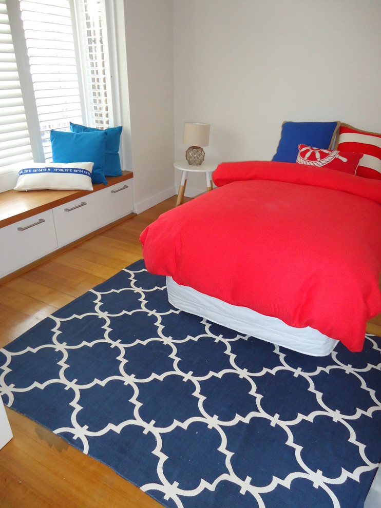 Ejemplo de dormitorio moderno de tamaño medio con paredes blancas y suelo de madera clara