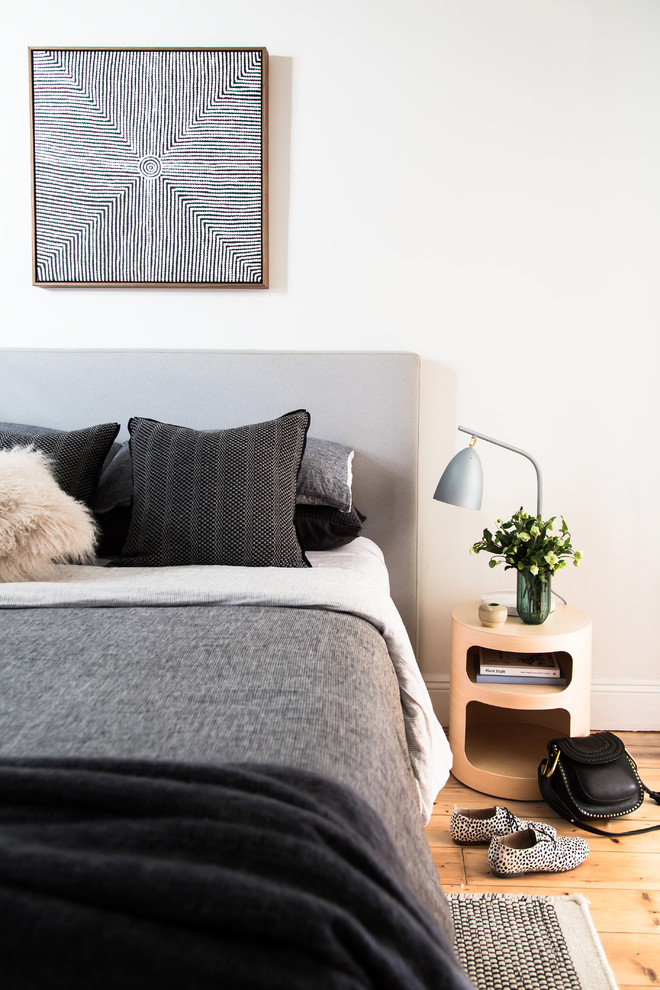 Стильный дизайн: хозяйская спальня в современном стиле с белыми стенами, светлым паркетным полом и коричневым полом - последний тренд