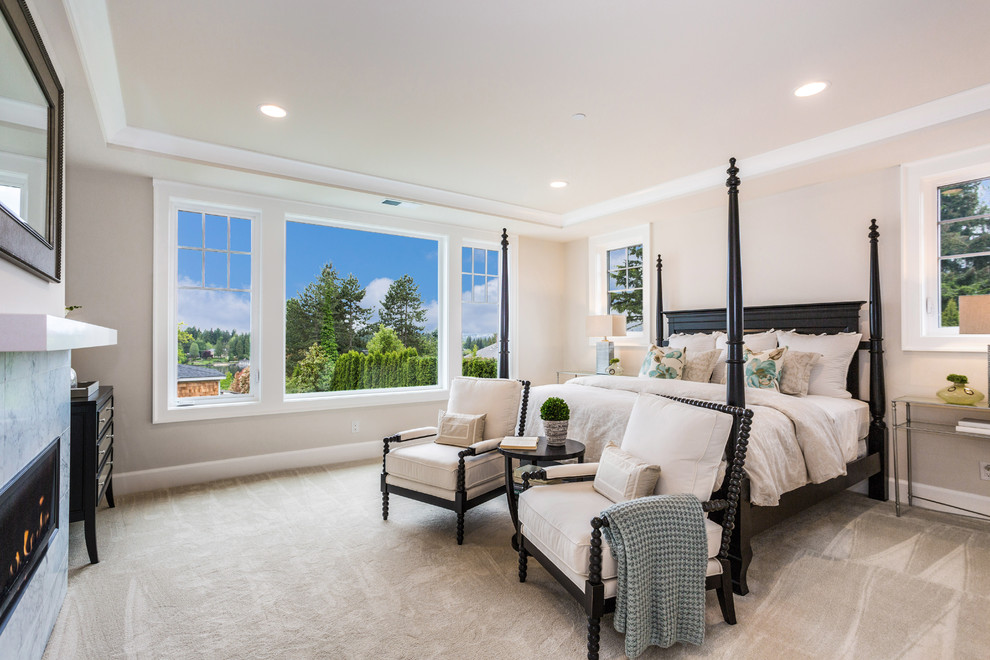 Стильный дизайн: хозяйская спальня в классическом стиле с серыми стенами, ковровым покрытием, горизонтальным камином, фасадом камина из плитки и серым полом - последний тренд