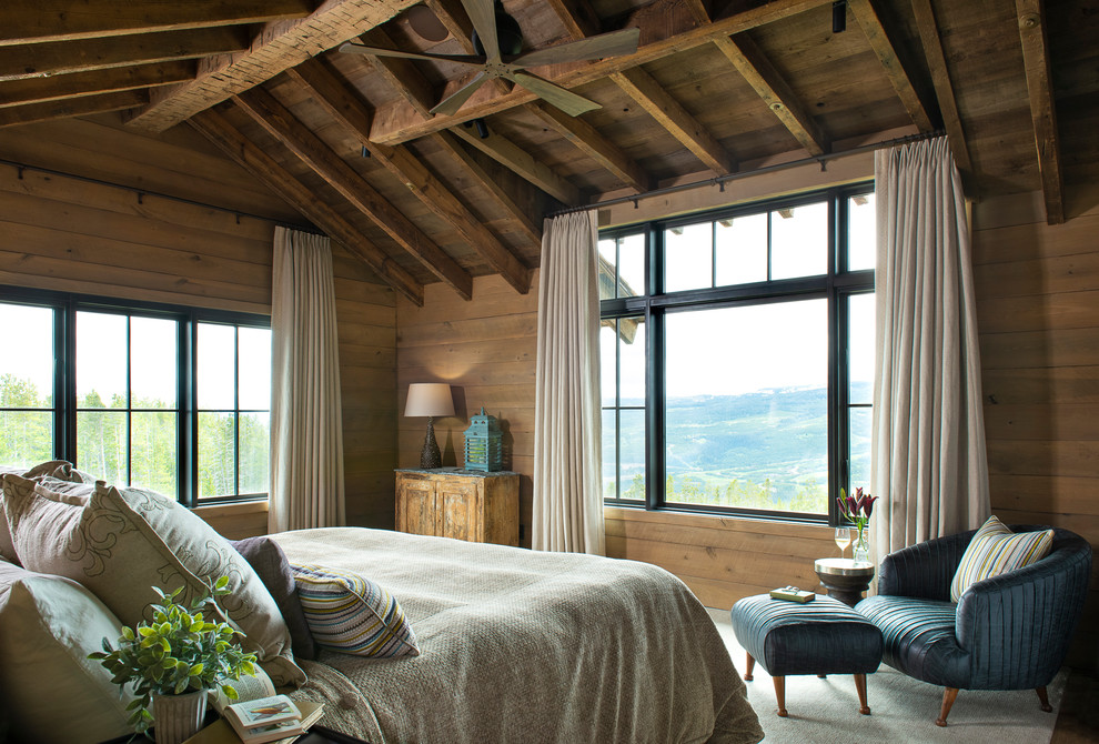 Großes Rustikales Hauptschlafzimmer mit braunem Holzboden, braunem Boden und brauner Wandfarbe in Sonstige