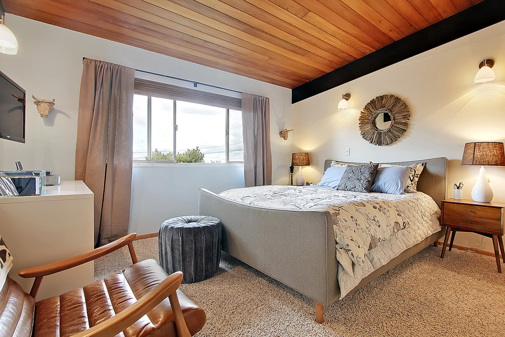 На фото: спальня в стиле ретро с белыми стенами и ковровым покрытием без камина с