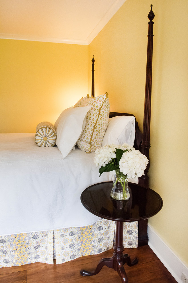 Источник вдохновения для домашнего уюта: гостевая спальня среднего размера, (комната для гостей) в классическом стиле с желтыми стенами и паркетным полом среднего тона