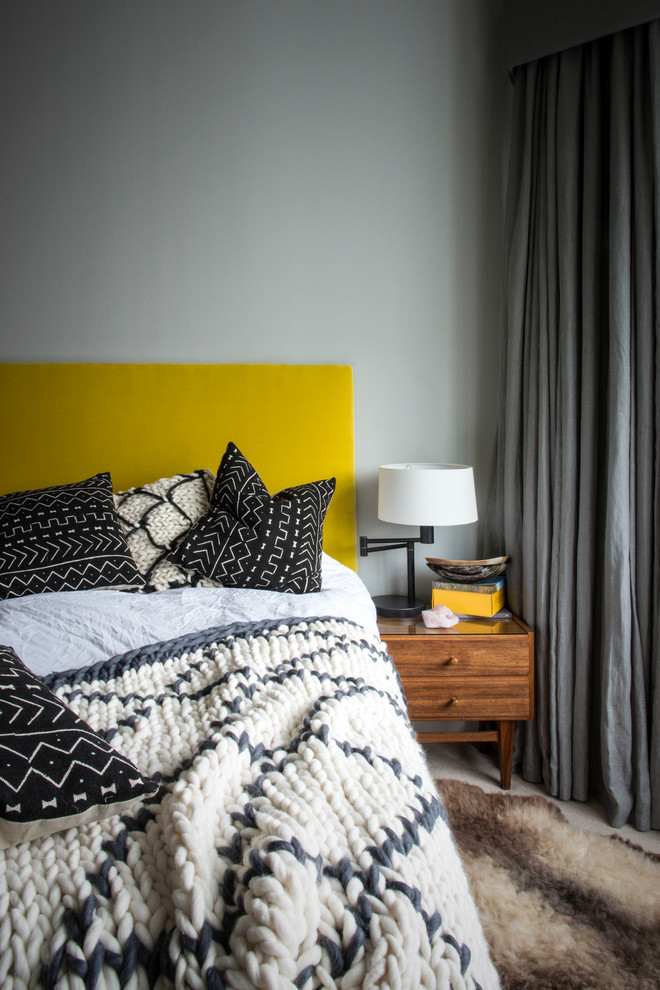 Ejemplo de dormitorio principal bohemio de tamaño medio sin chimenea con paredes grises, moqueta y suelo beige