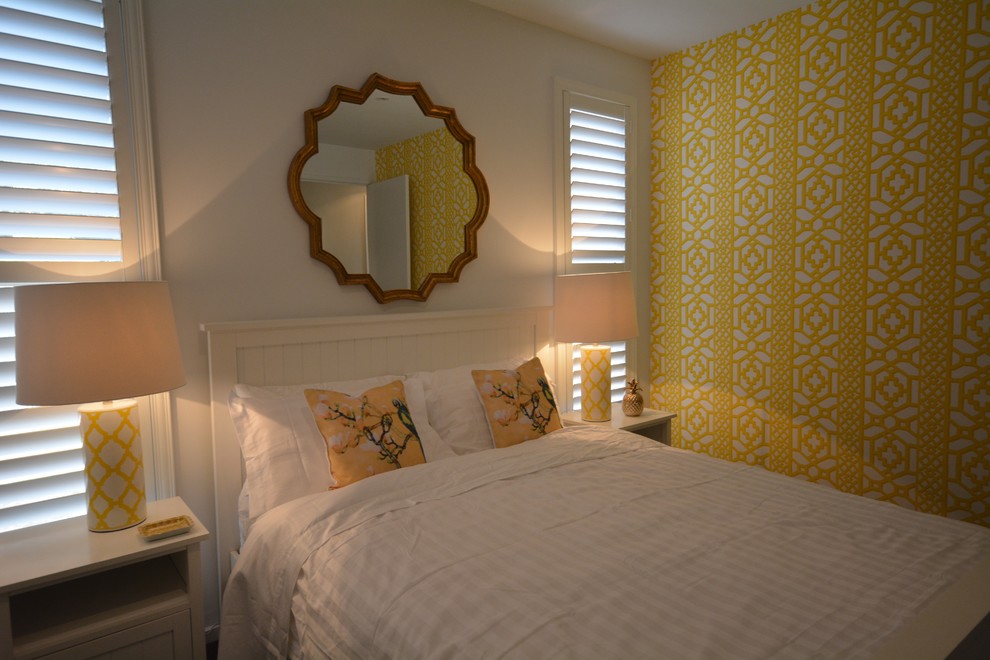 Imagen de habitación de invitados tropical de tamaño medio con paredes blancas y moqueta