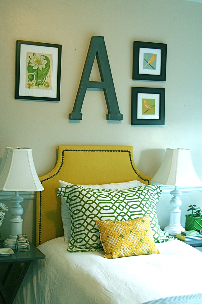 Inspiration pour une chambre traditionnelle avec un mur beige.