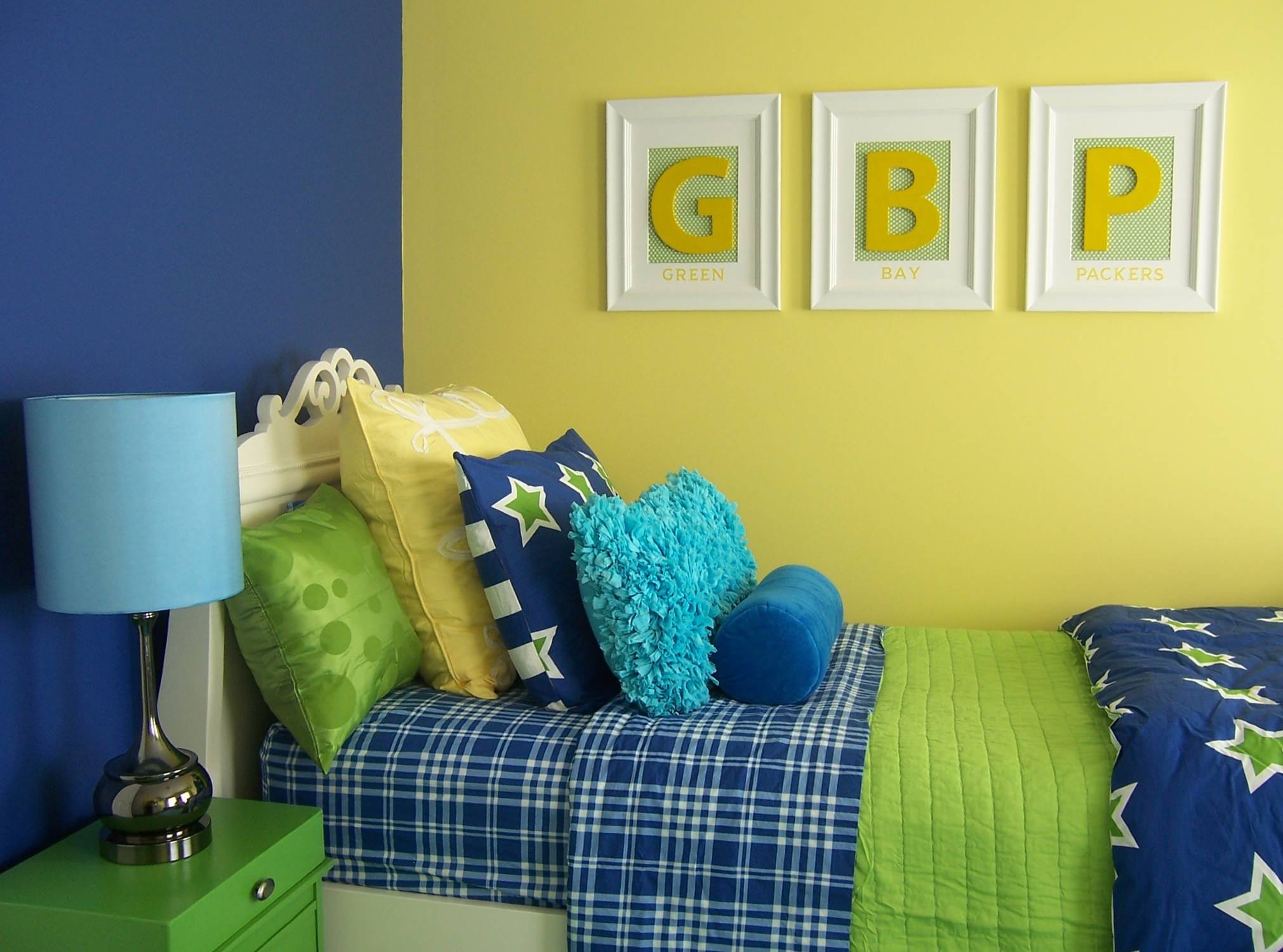 Детская спальня в желто голубых тонах