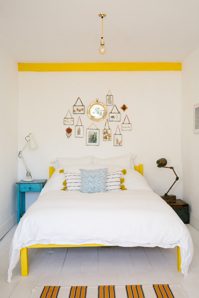 Foto på ett eklektiskt sovrum, med vita väggar, målat trägolv och vitt golv
