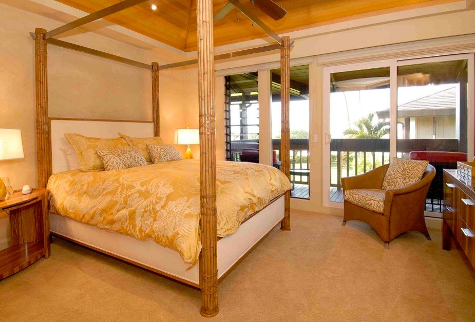 На фото: хозяйская спальня в морском стиле с бежевыми стенами и ковровым покрытием с