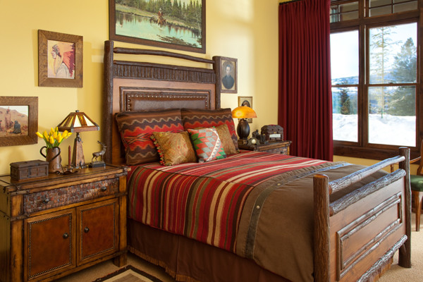 На фото: большая гостевая спальня (комната для гостей) в стиле рустика с желтыми стенами и ковровым покрытием
