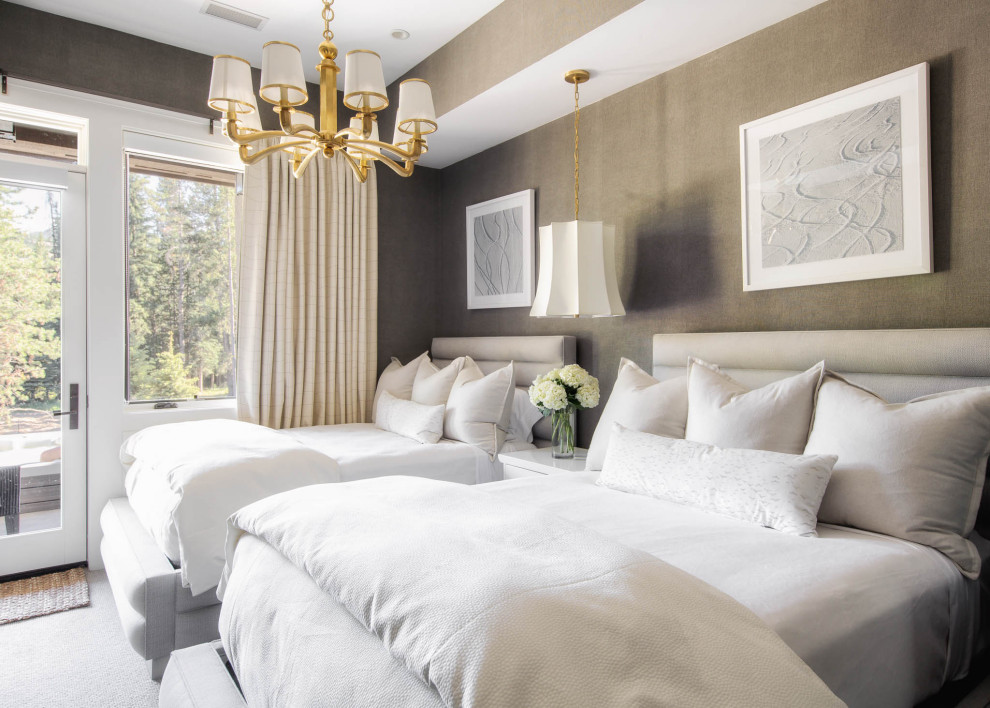 Modelo de habitación de invitados rústica con paredes grises, moqueta y suelo gris