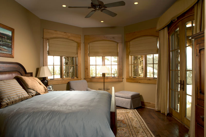 Diseño de habitación de invitados rústica de tamaño medio sin chimenea con paredes beige, suelo de madera en tonos medios y suelo marrón