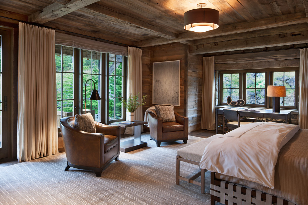 Modelo de habitación de invitados rústica grande con paredes marrones, suelo de madera en tonos medios y suelo marrón