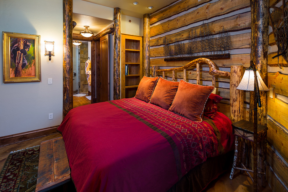 На фото: хозяйская спальня среднего размера в стиле рустика с бежевыми стенами и паркетным полом среднего тона