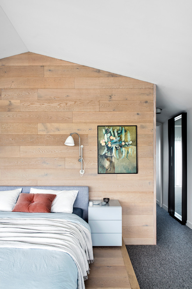 Идея дизайна: большая хозяйская спальня в современном стиле с белыми стенами и ковровым покрытием