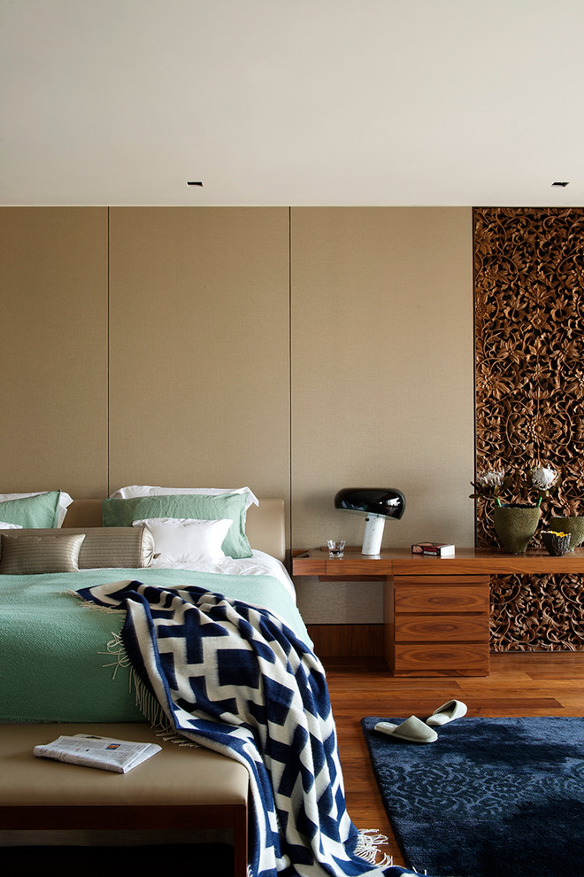 Idées déco pour une grande chambre parentale contemporaine avec un mur beige et un sol en bois brun.