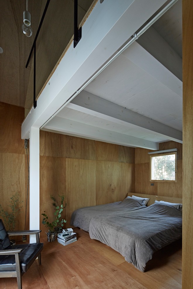 На фото: спальня среднего размера в стиле модернизм с полом из фанеры