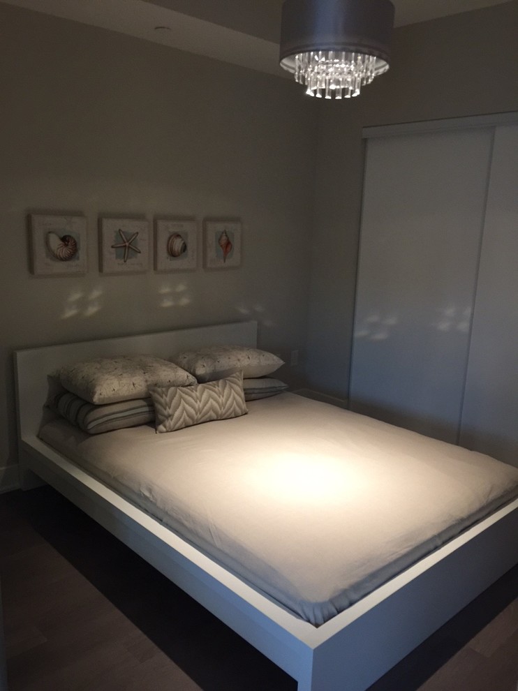 Пример оригинального дизайна: маленькая спальня на антресоли в современном стиле с серыми стенами без камина для на участке и в саду