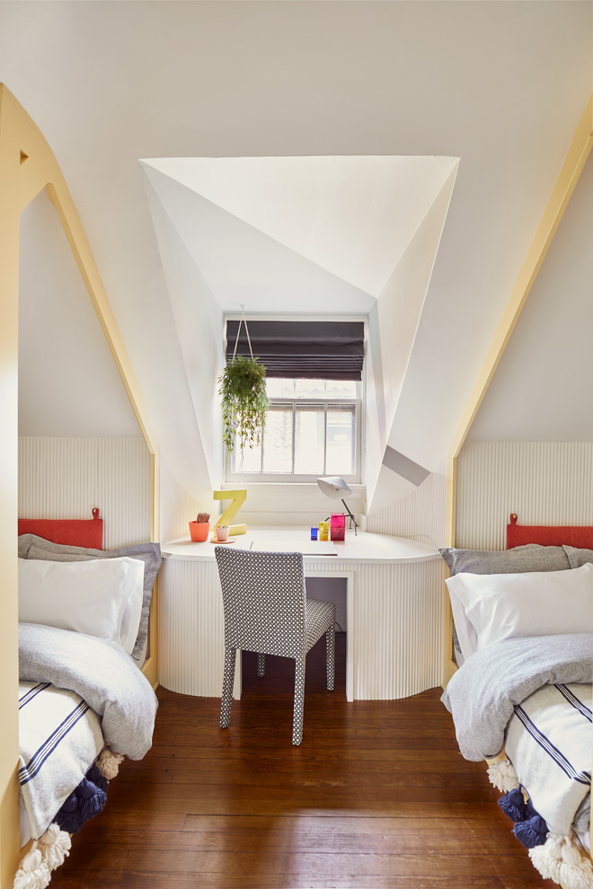 Идея дизайна: маленькая гостевая спальня (комната для гостей) в стиле модернизм с синими стенами, ковровым покрытием и бежевым полом для на участке и в саду