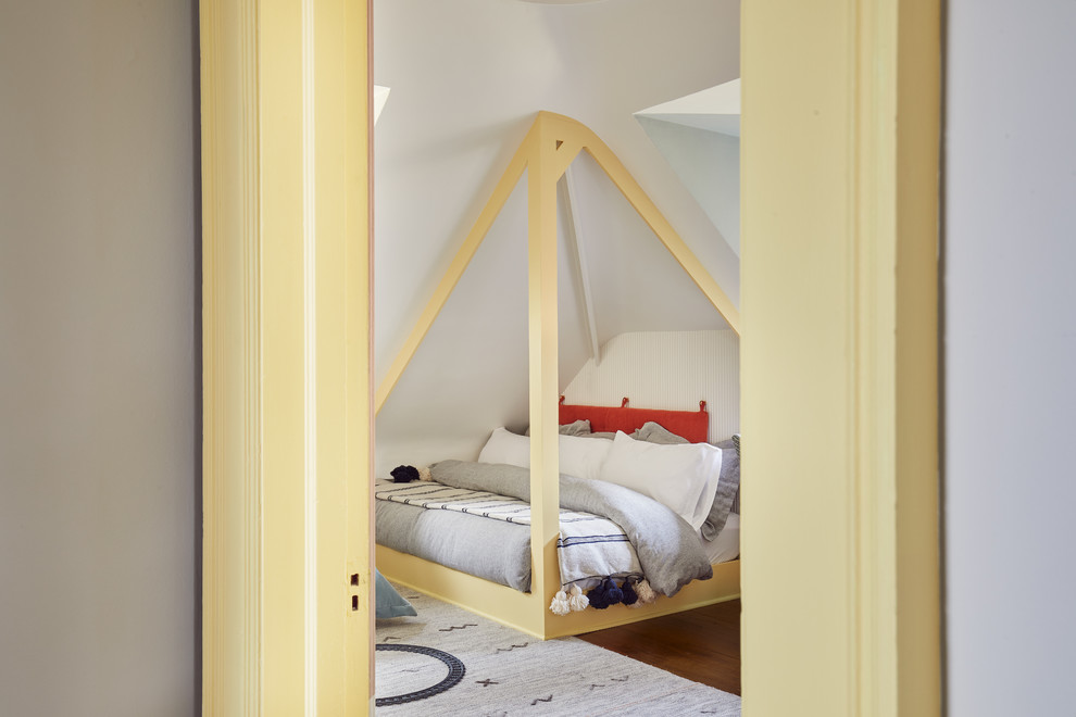 Idée de décoration pour une petite chambre minimaliste avec un mur bleu et un sol beige.