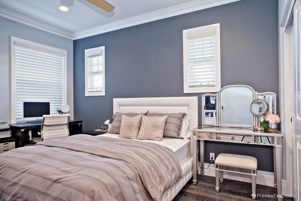 Exemple d'une chambre d'amis tendance de taille moyenne avec un mur bleu et parquet foncé.