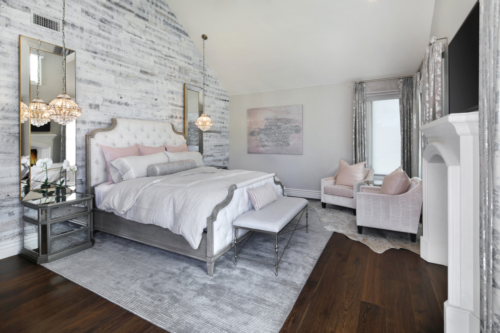 Стильный дизайн: хозяйская спальня среднего размера в морском стиле с серыми стенами, коричневым полом, темным паркетным полом, стандартным камином и сводчатым потолком - последний тренд