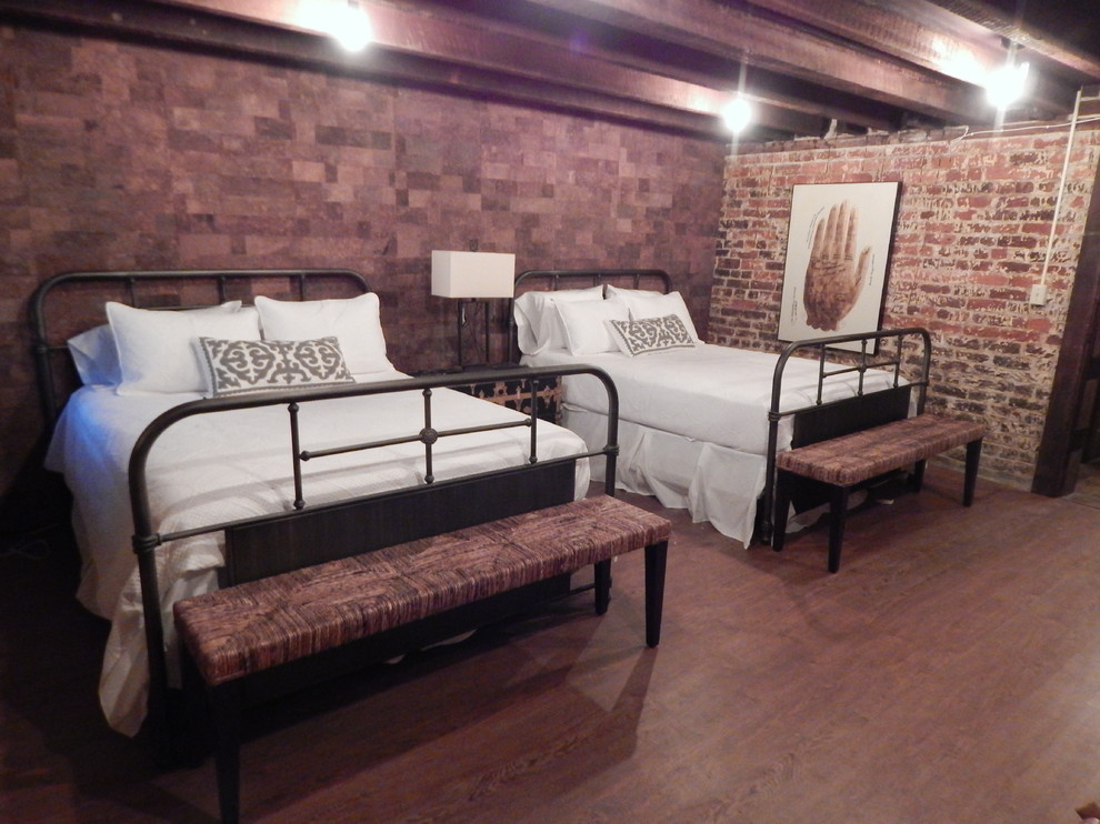 Modelo de habitación de invitados bohemia grande con paredes marrones