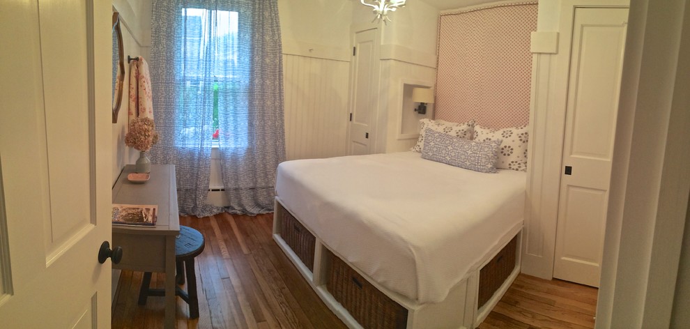 Kleines Maritimes Gästezimmer ohne Kamin mit weißer Wandfarbe und hellem Holzboden in Sonstige