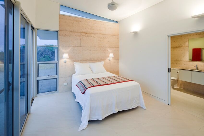 Источник вдохновения для домашнего уюта: гостевая спальня среднего размера, (комната для гостей) в современном стиле с белыми стенами и белым полом без камина