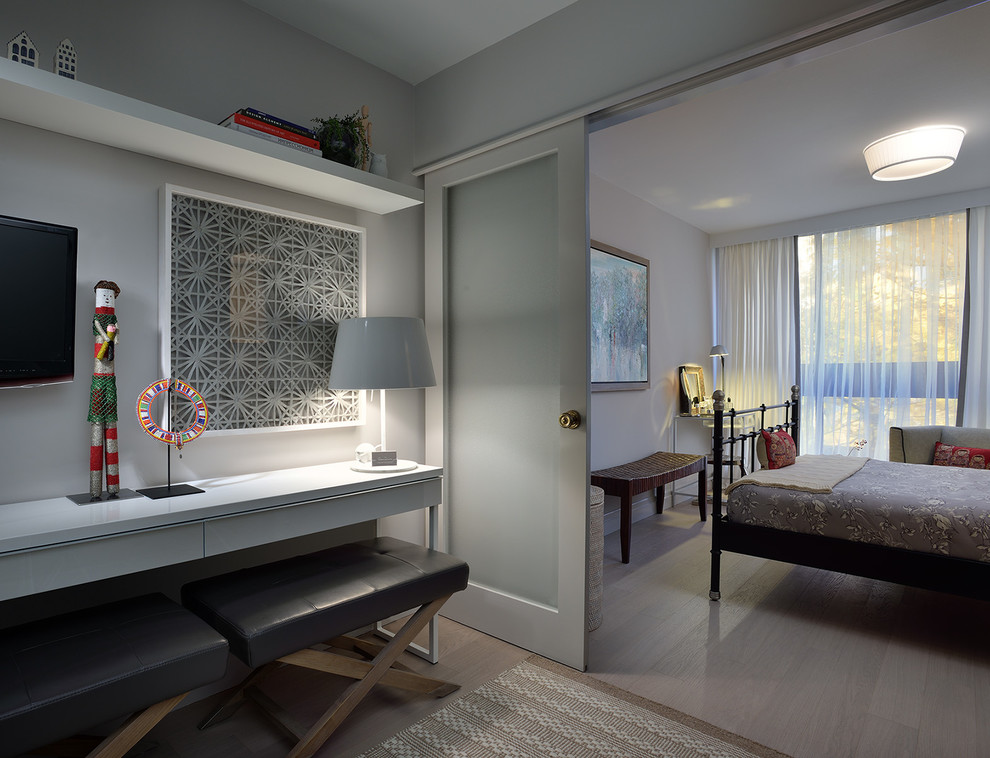 На фото: гостевая спальня среднего размера, (комната для гостей) в стиле неоклассика (современная классика) с серыми стенами, светлым паркетным полом, горизонтальным камином и фасадом камина из плитки с