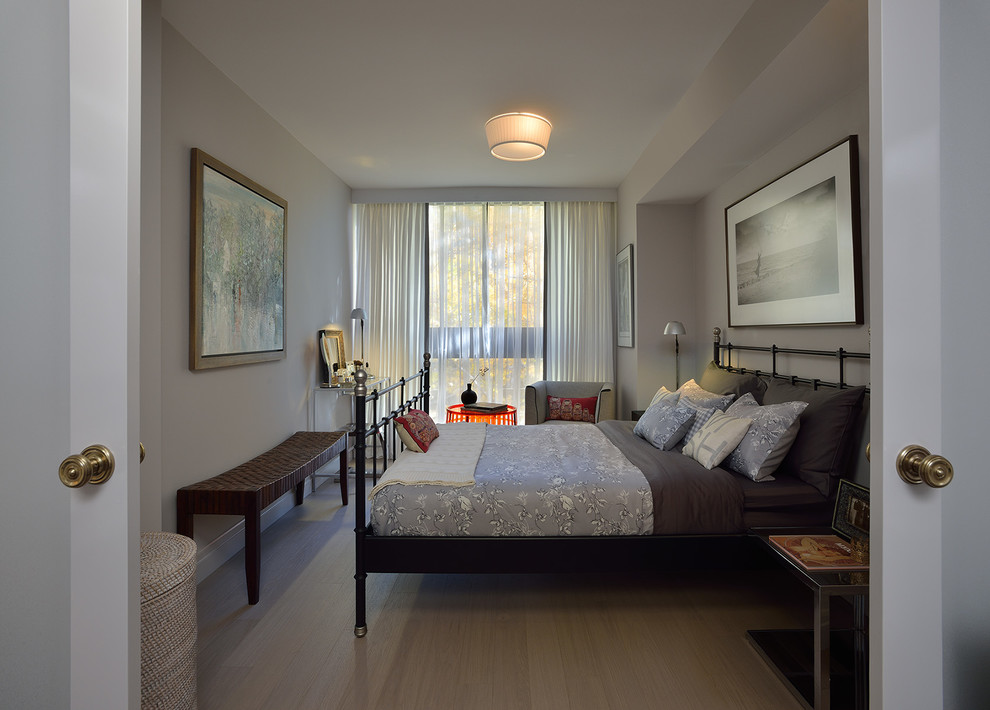Imagen de habitación de invitados tradicional renovada de tamaño medio con paredes grises, suelo de madera clara, chimenea lineal y marco de chimenea de baldosas y/o azulejos