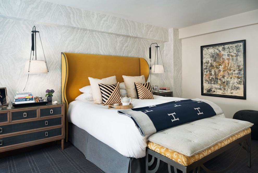 Стильный дизайн: хозяйская спальня в стиле неоклассика (современная классика) с ковровым покрытием, разноцветными стенами и серым полом - последний тренд
